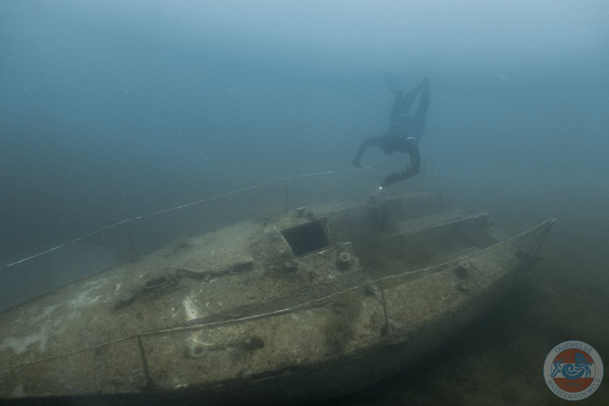 Apnoetaucher erkundet Bootswrack