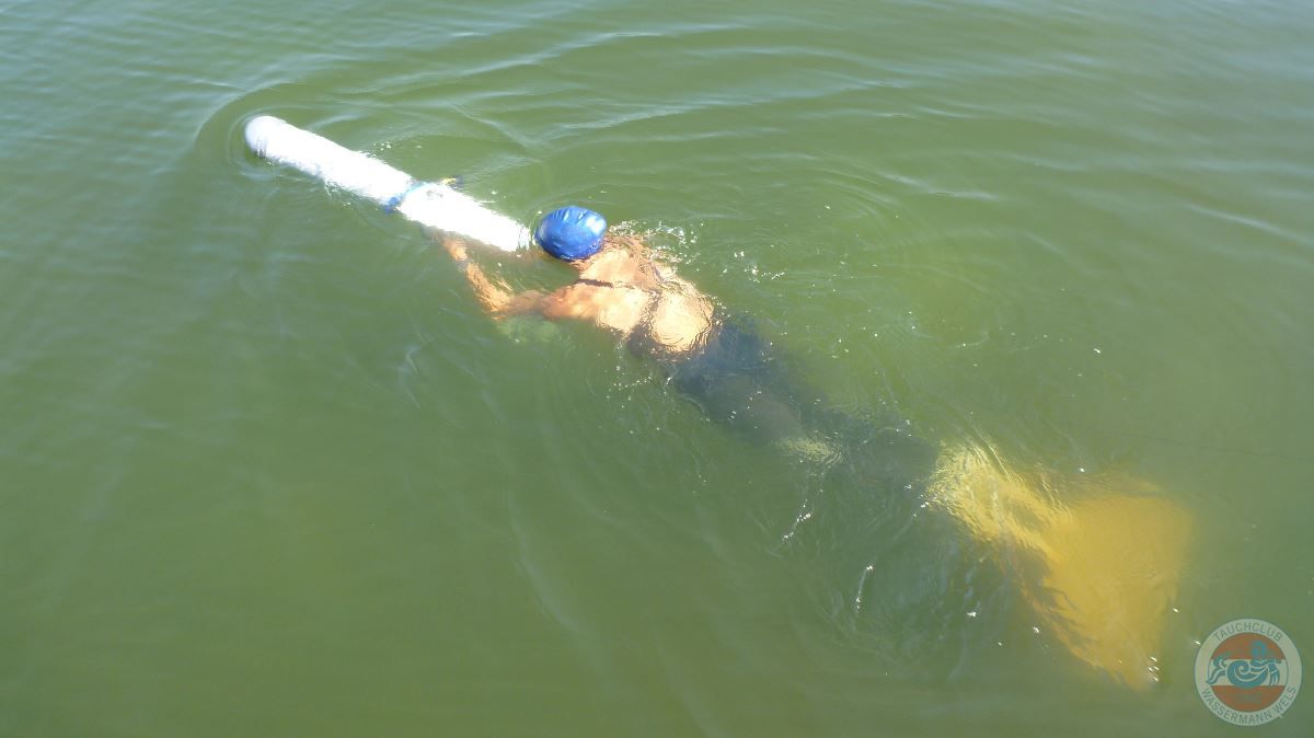 Taucherin mit Wettkampfausrüstung im Wasser