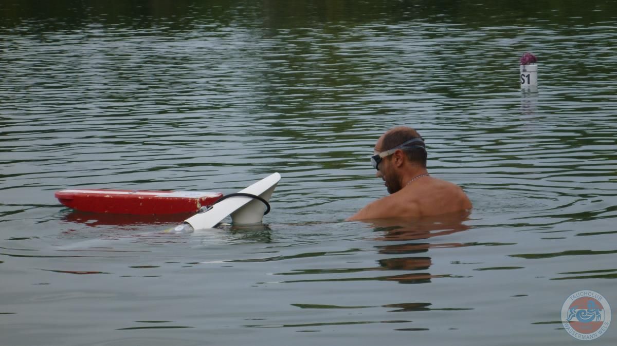 Taucher vor Start an der Startboje